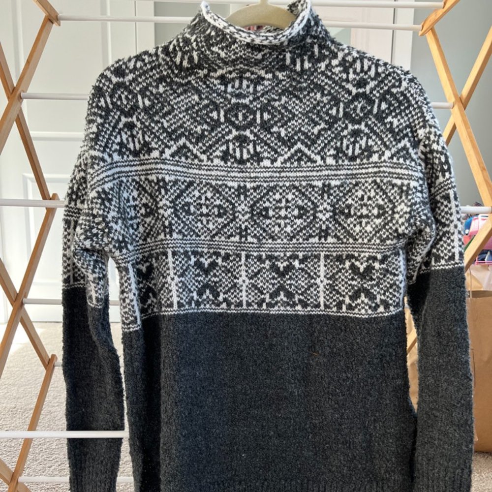 Cozy target turtleneck, size small, gray & white